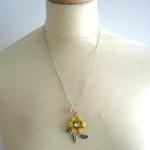 Flower pendant necklace wit..